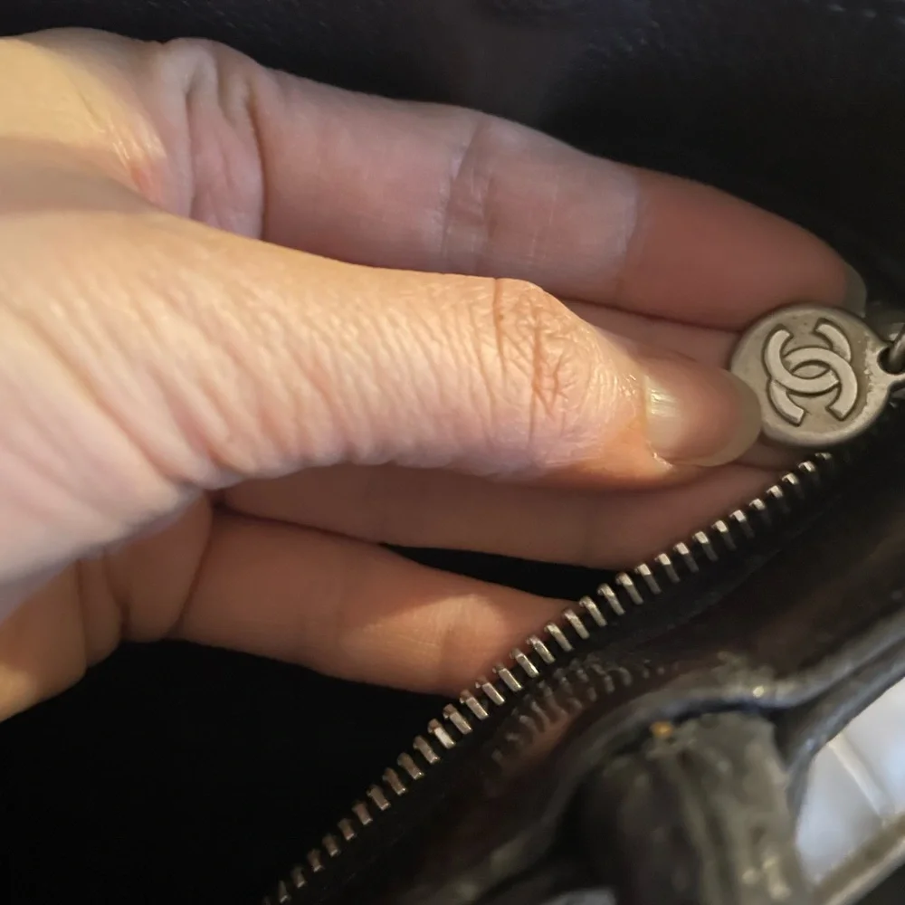 ‼️FINAL PRICE DROP‼️VINTAGE CHANEL MEDALLION TOTE BAG - Picture 15 of 17